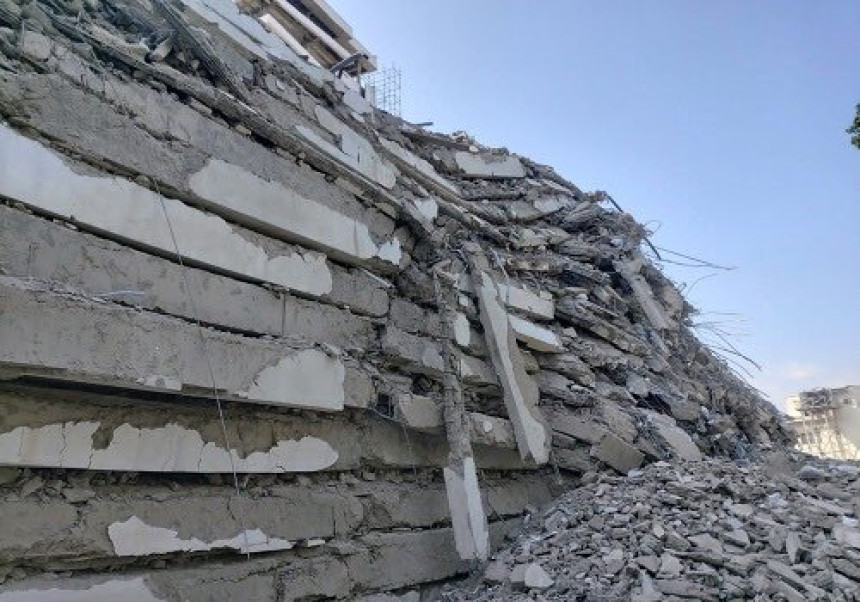 Срушила се зграда, заробљено најмање 50 људи