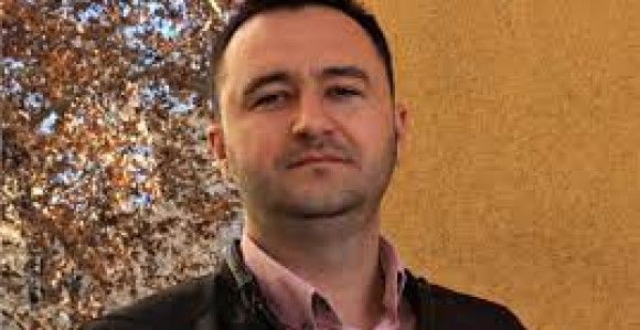 I pored statusa zviždača, njegov progon nastavljen