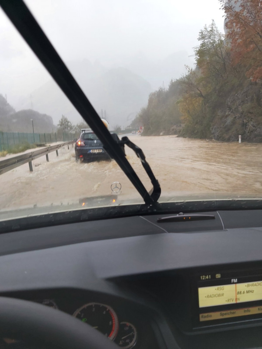 Obilna kiša pravi brojne probleme vozačima (FOTO)