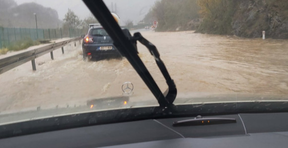 Obilna kiša pravi brojne probleme vozačima (FOTO)