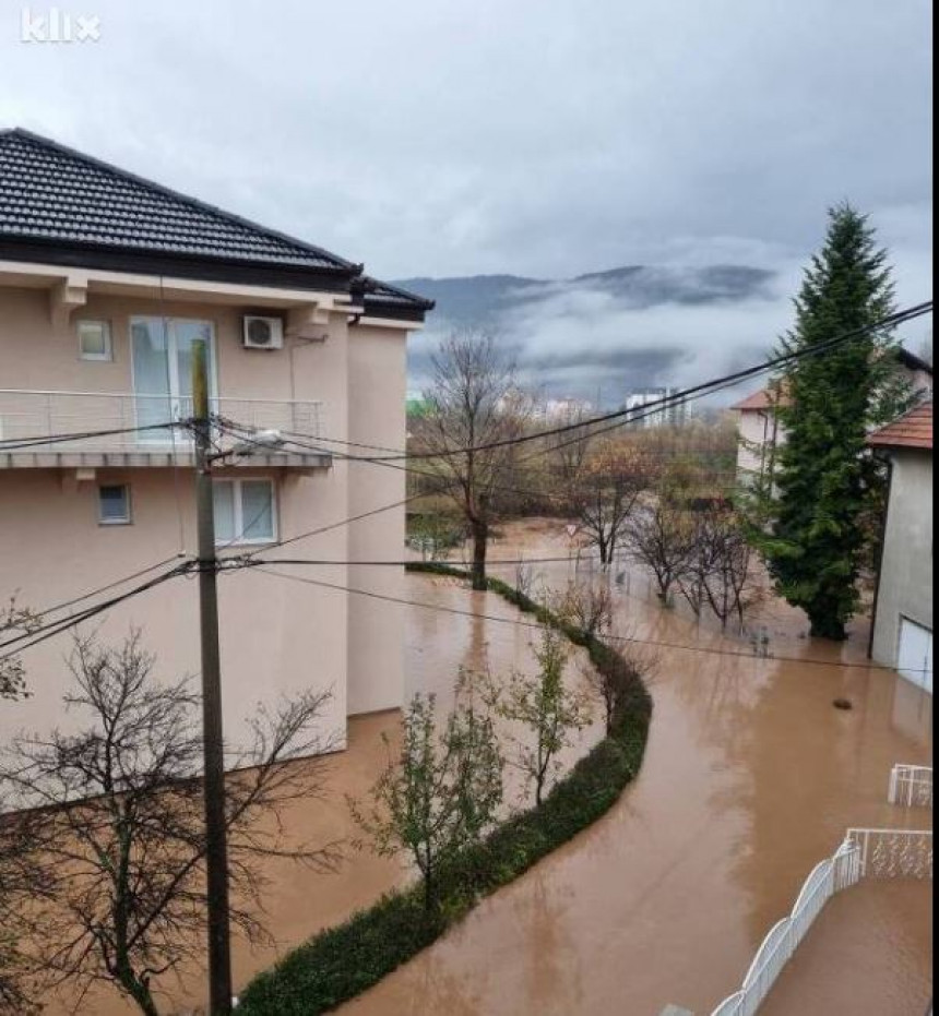 Сарајево: Куће под водом, обустављен саобраћај