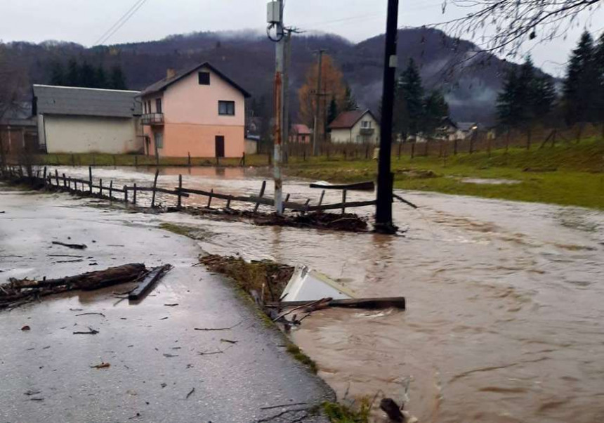 Poplavljene kuće, ugušilo se 120 ovaca u Trnovu