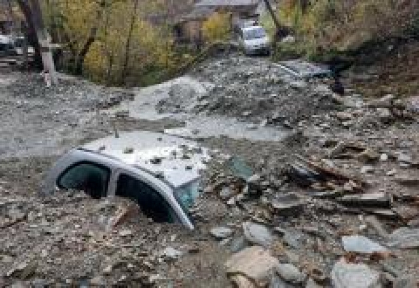 Klizište zatrpalo ulicu i automobile kod Jablanice