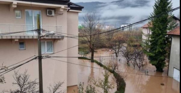 Sarajevo: Kuće pod vodom, obustavljen saobraćaj