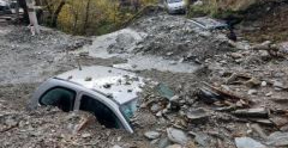 Клизиште затрпало улицу и аутомобиле код Јабланице