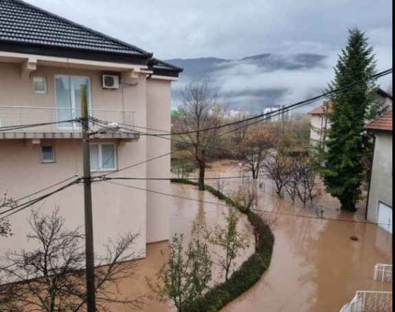 Sarajevo: Kuće pod vodom, obustavljen saobraćaj