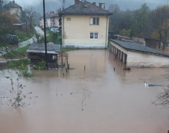 Излила се ријека Бистрица код Фоче, поплављена зграда