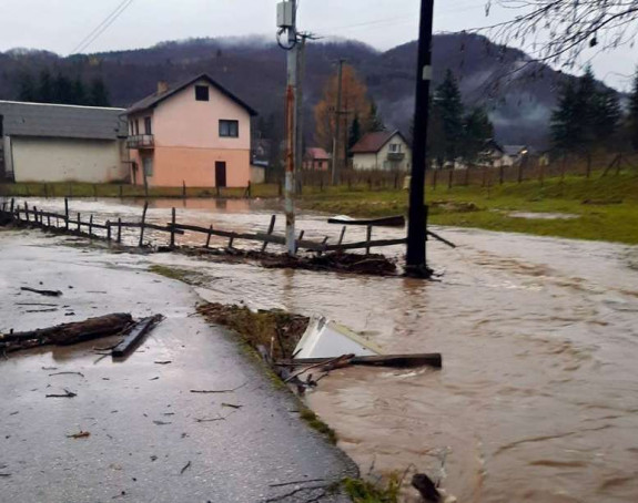 Поплављене куће, угушило се 120 оваца у Трнову