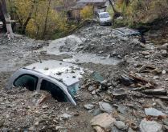 Klizište zatrpalo ulicu i automobile kod Jablanice