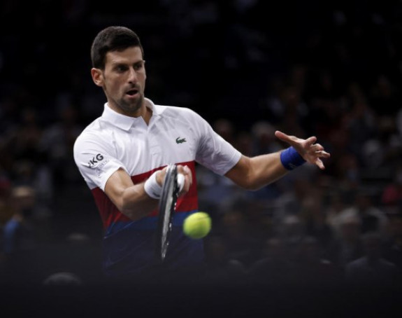 Ноле у полуфиналу Париза након необичног меча