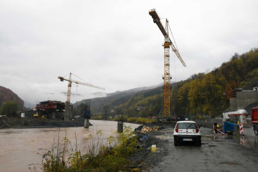 Dvojica radnika pali sa krana u rijeku Bosna