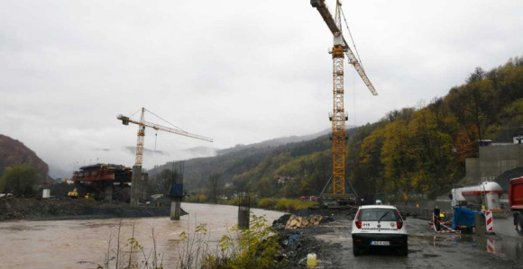 Dvojica radnika pali sa krana u rijeku Bosna