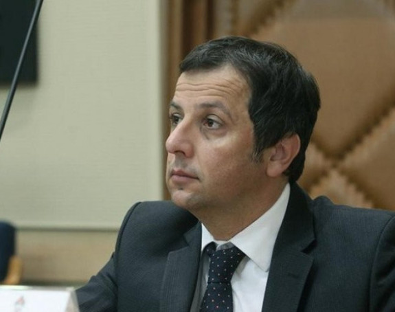 Očito su stranci Dodiku zaprijetili i "isteglili uši"