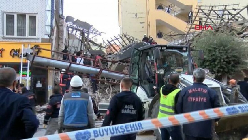 Srušila se zgrada u Turskoj, zatrpano deset ljudi (VIDEO)