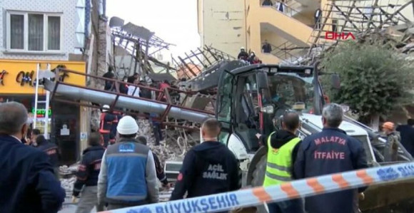 Srušila se zgrada u Turskoj, zatrpano deset ljudi (VIDEO)