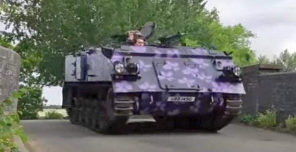 Britanac nudi vožnju u tenk taksiju! (VIDEO)