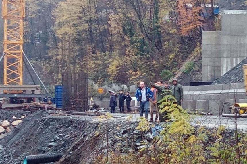 I dalje se traga za radnikom koji je upao u Bosnu