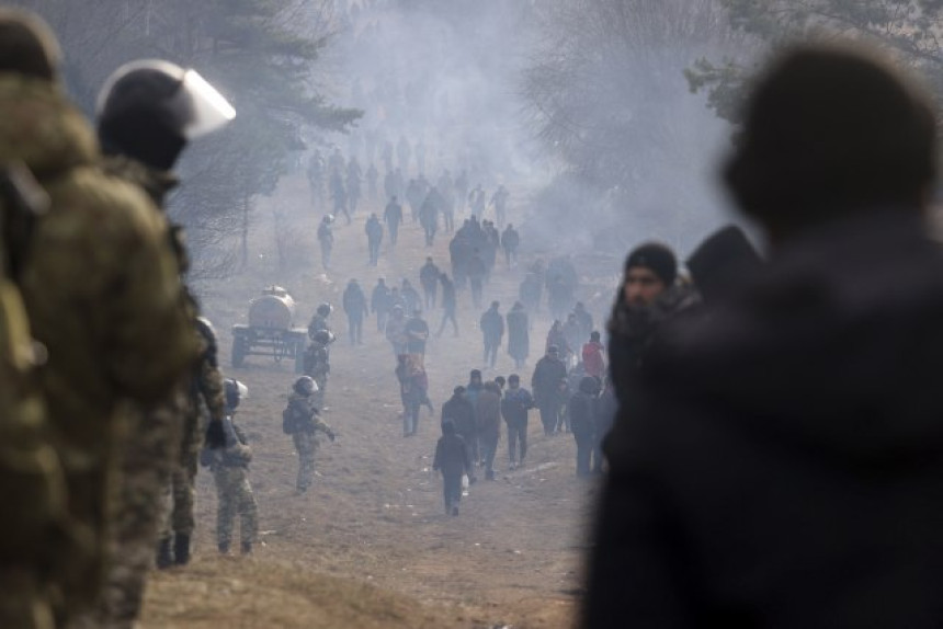 Migranti bacili suzavac na poljske graničare