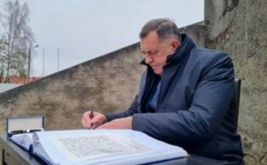 Dodik u Aušvicu odaje poštu žrtvama Holokausta