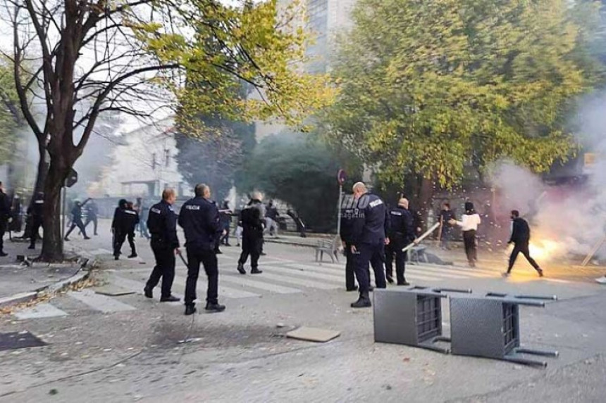 Mostar: Povrijeđeni policajci, mladić životno ugrožen