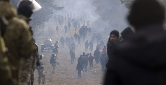 Migranti bacili suzavac na poljske graničare