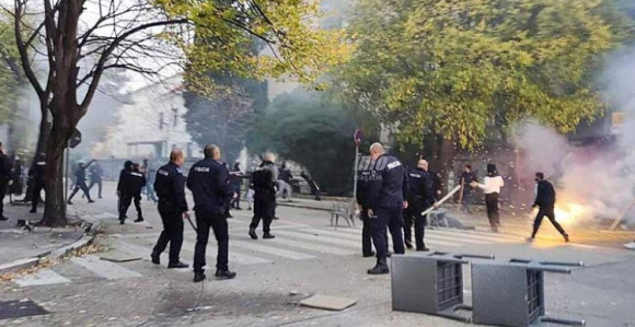 Mostar: Povrijeđeni policajci, mladić životno ugrožen