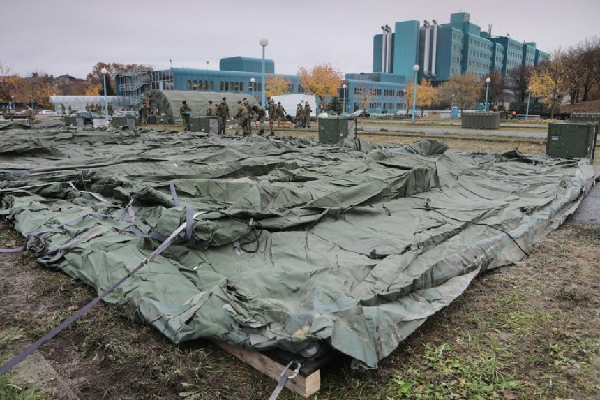 Vojska postavlja šatore za smještaj pacijenata