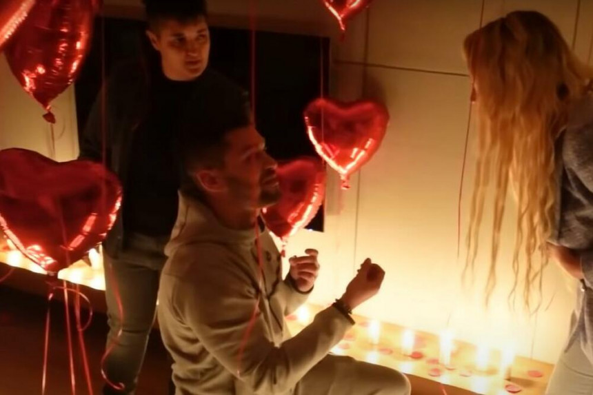 Dečko zaprosio devojku u stanu, a onda se pojavila Marija Šerifović (VIDEO)