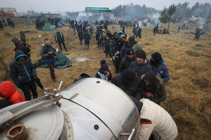 Migranti sijeku ogradu, policija bacila suzavac