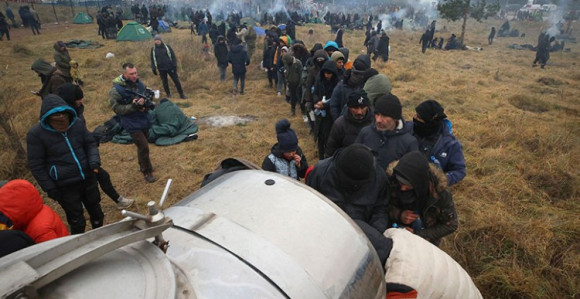 Migranti sijeku ogradu, policija bacila suzavac