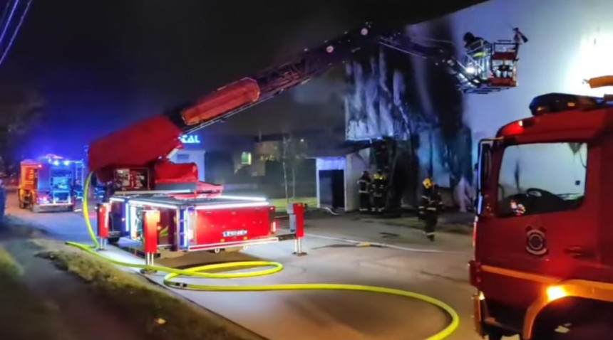 Izbio veliki požar u fabrici vode u Novom Sadu
