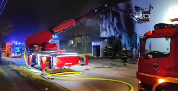 Izbio veliki požar u fabrici vode u Novom Sadu