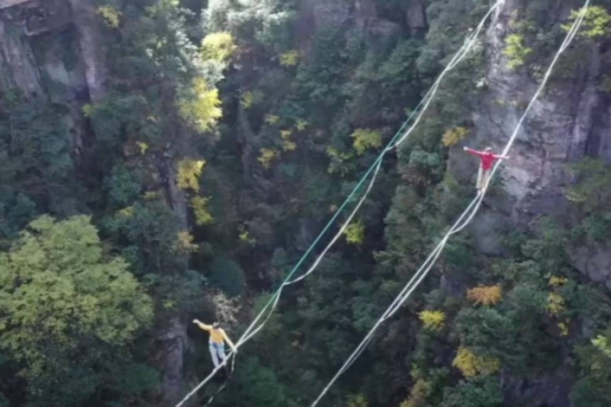Takmičenje u hodanju po konpcu iznad klisure održano u Kini! (VIDEO)