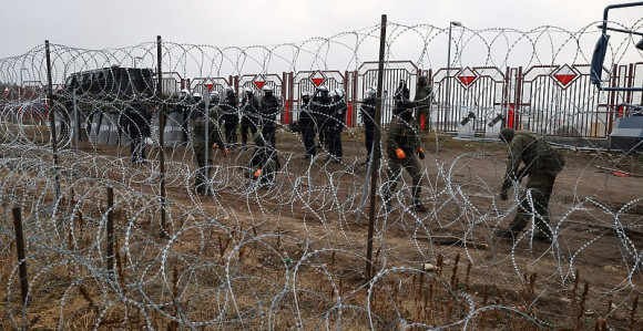 Vojska vježba podizanje žice na granici s Rusijom