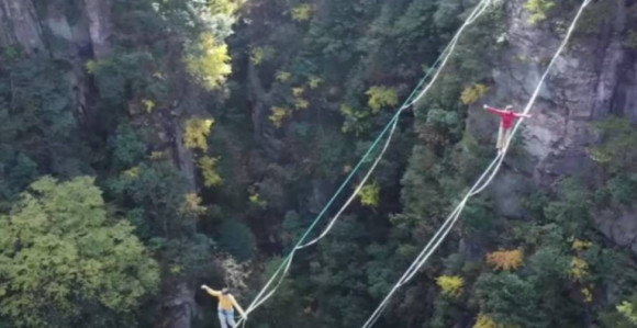 Takmičenje u hodanju po konpcu iznad klisure održano u Kini! (VIDEO)
