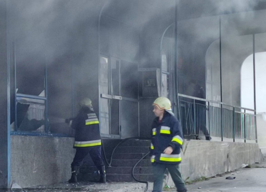 У пожару изгорјела Аутобуска станица у Сребреници
