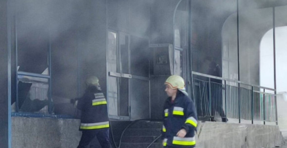 У пожару изгорјела Аутобуска станица у Сребреници