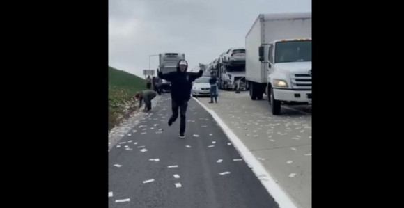 Ispadale vreće sa novcem, narod kupio na sve strane