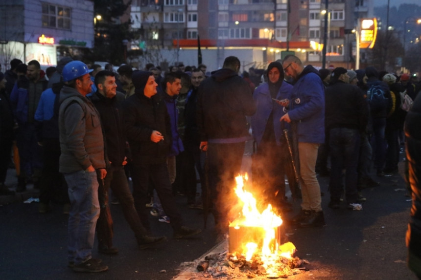 Рудари ноћ провели на улици, не одустају од захтјева