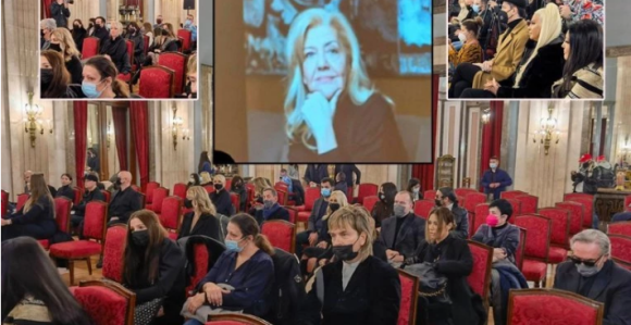 Estrada u suzama na komemoraciji Marini Tucaković