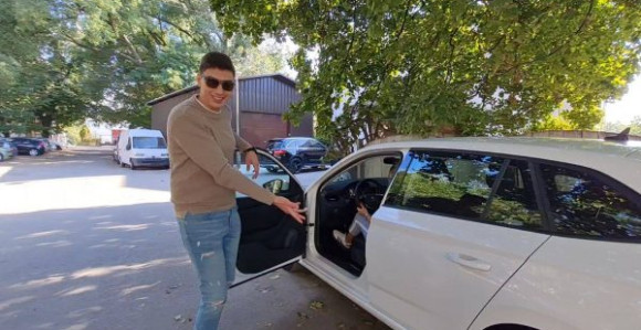 Zvezdi Granda obili auto, pokrali mu lične stvari!