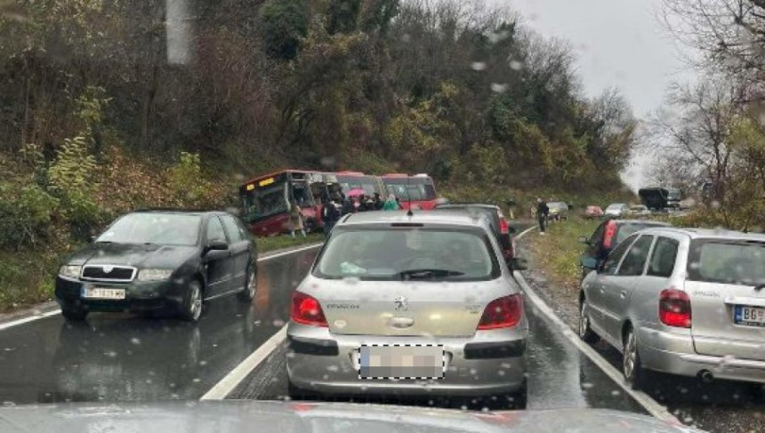 Teška nesreća kod Beograda: Prevrnuo se autobus