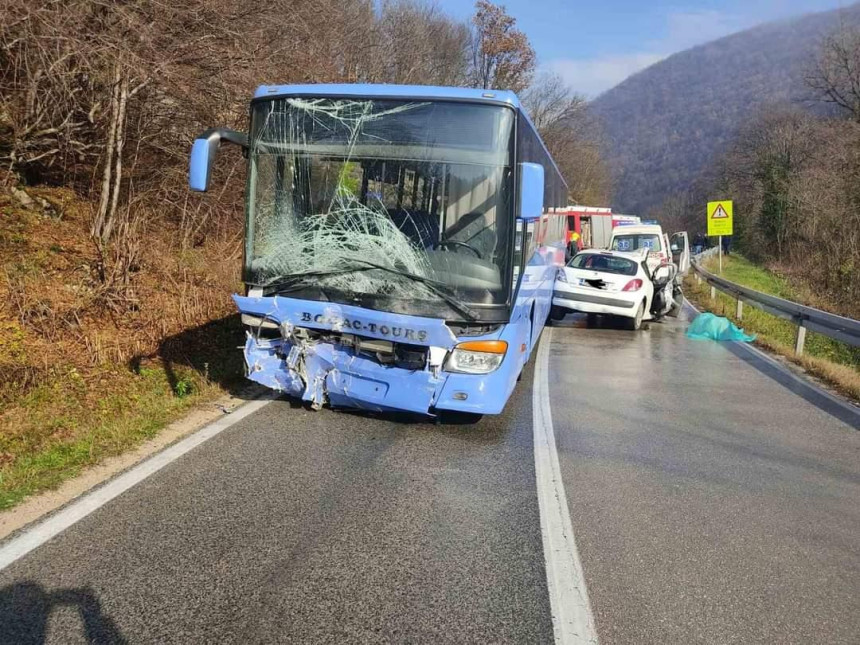 U sudaru automobila i autobusa jedna osoba poginula