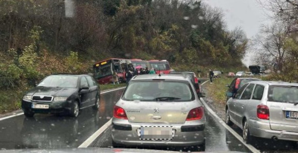 Teška nesreća kod Beograda: Prevrnuo se autobus