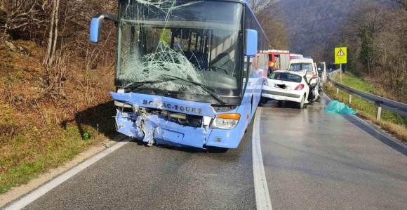 U sudaru automobila i autobusa jedna osoba poginula