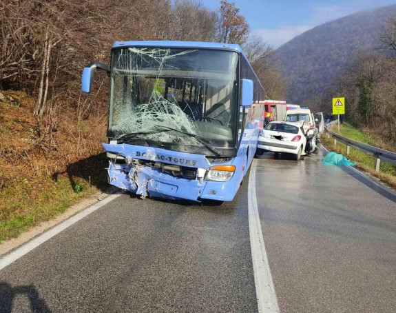 U sudaru automobila i autobusa jedna osoba poginula