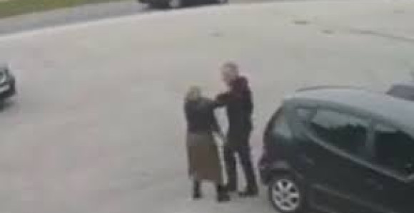 Nadzorne kamere snimile kako žena tuče muškarca
