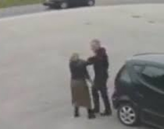 Nadzorne kamere snimile kako žena tuče muškarca