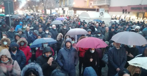 Hiljade ljudi u Šapcu – Građani izašli na ulice