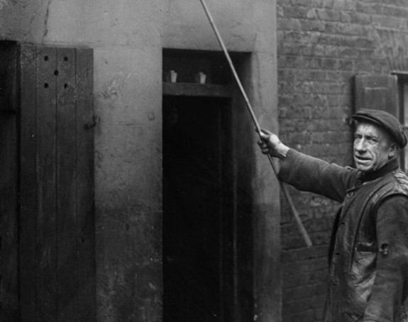 Da li ste čuli za "ljudske budilnike", oni su budili radnike nekad  u Irskoj i Britaniji!?